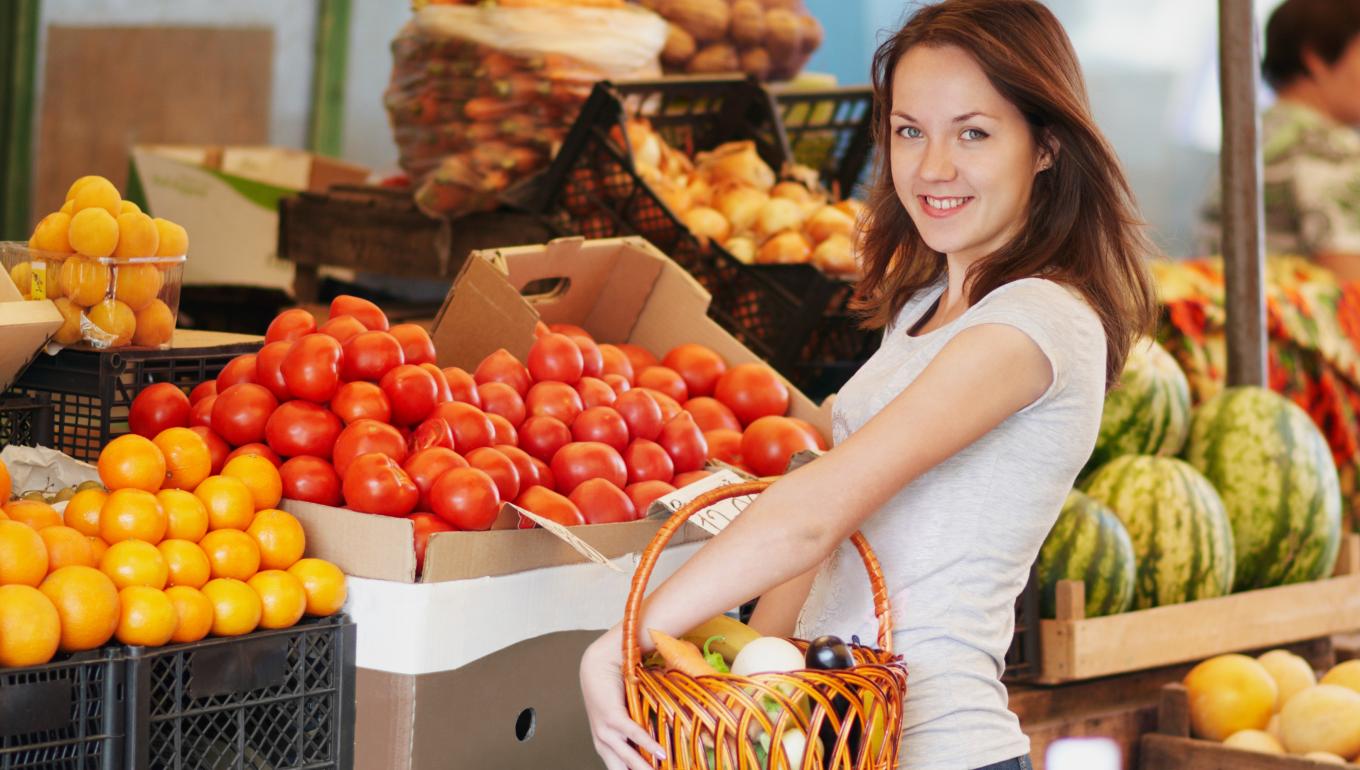 femme devant étale dans un magasin bio