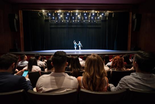 salle de spectacle bondée