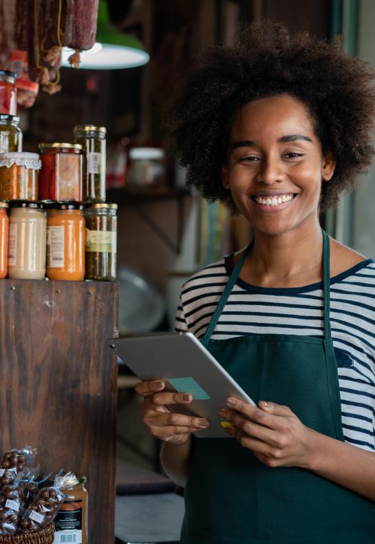 femme sur tablette tactile dans sa boutique