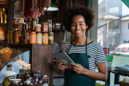 femme sur tablette tactile dans sa boutique