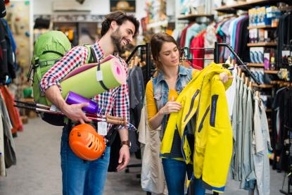 couple dans un magasin de sports