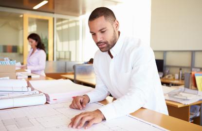 homme travaillant sur des plans