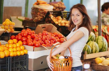 femme devant étale dans un magasin bio