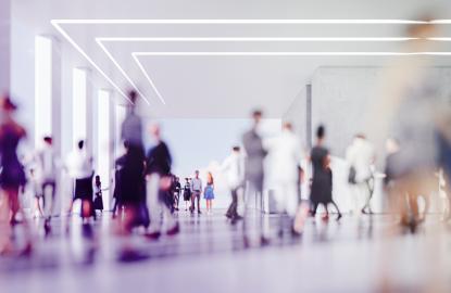 foule de personnes dans un grand espace 