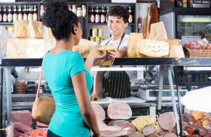 femme qui va chez un traiteur alimentaire