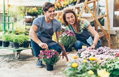 couple qui regardent des fleurs 