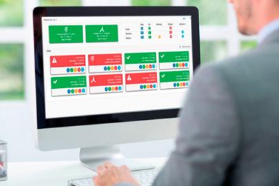 homme devant ecran d'ordinateur 